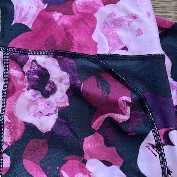 🛍STEAL OF A DEAL! 3 FABLETICS LEGGINGS PACK!🛍 - Picture 2 of 4